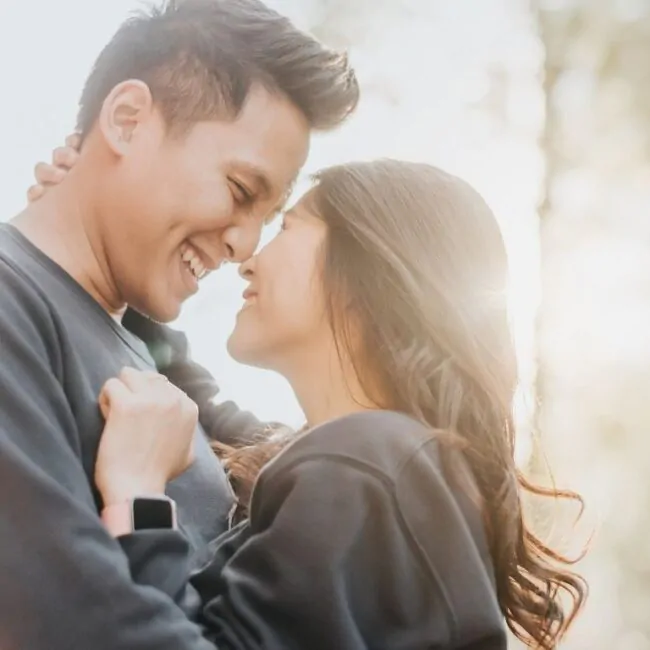 casal abraçados bem próximo como se fossem se beijar.