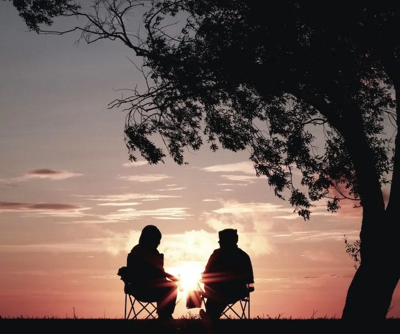 O que adoçamento amoroso: casal sentando vendo a luz do luar