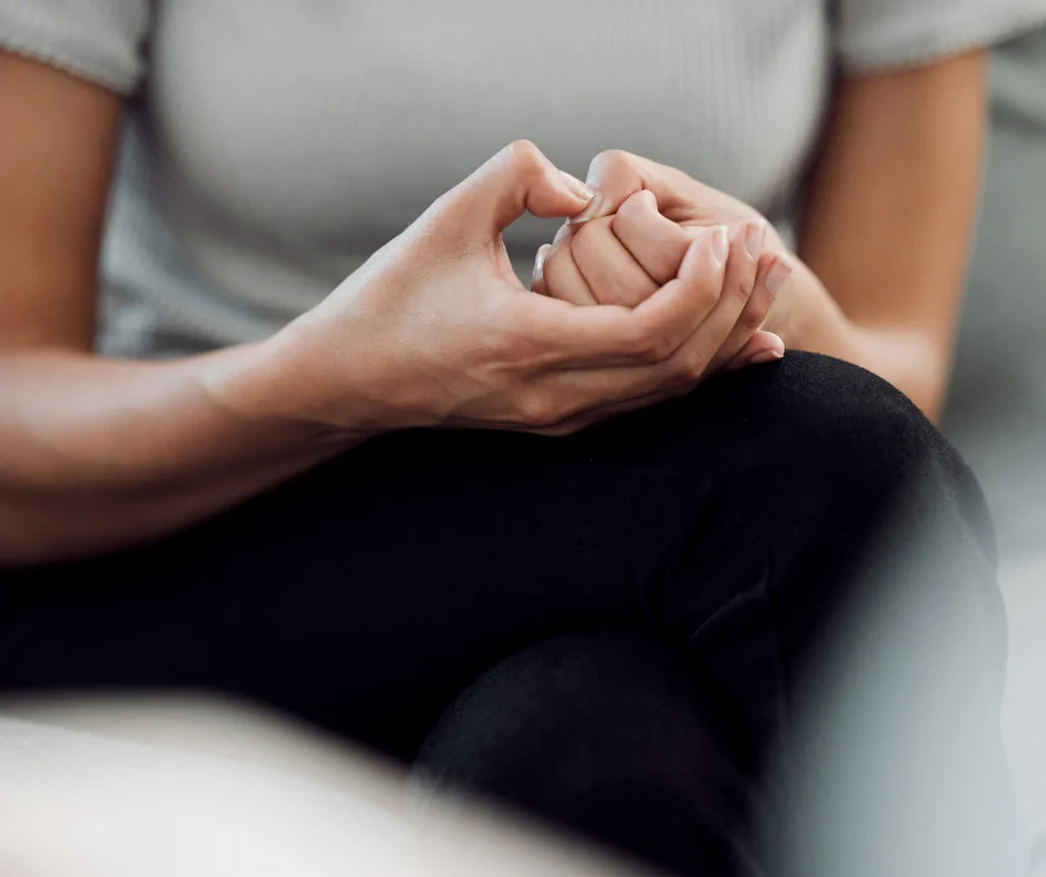 pessoa mexendo as mãos: Como saber se meu marido teve relação com outra