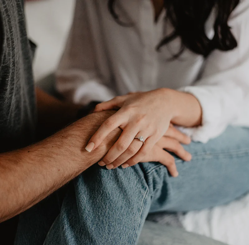 simpatia para atrir homem: mulher namorando homem
