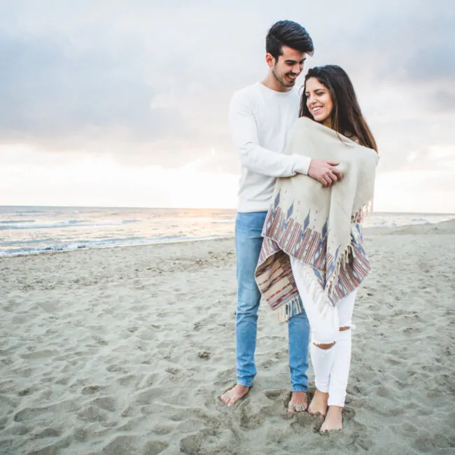 Amarração Amorosa: casal na praia.